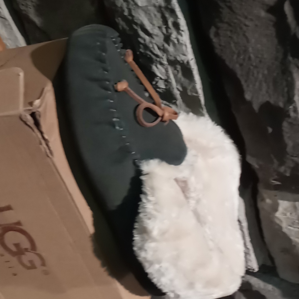 UGGS SLIPPERS - Picture 5 of 5